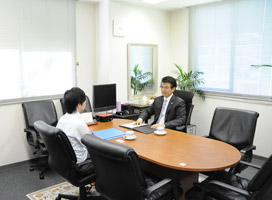 事務所の奥にあるこちらの相談室で行います